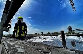Feuerwehr Neuss: FW-NE: Flachdach in Norf in Vollbrand | Keine Verletzten