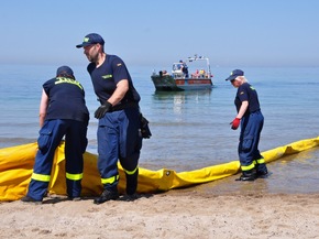 THW-HH MV SH: Gemeinsame Ölbekämpfungsausbildung von Havariekommando und THW in Putlos an der Hohwachter Bucht