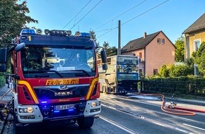 Feuerwehr Dresden: FW Dresden: Brand eines Doppeldecker-Busses