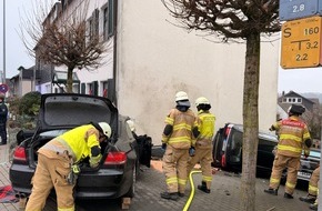 Feuerwehr Bergisch Gladbach: FW-GL: Pkw fährt gegen Hauswand - Fahrer verstorben - Gemeinsame Pressemitteilung der Polizei Rhein-Berg und der Feuerwehr Bergisch Gladbach