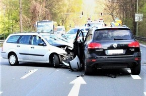 Polizei Hagen: POL-HA: Zwei Verletzte nach Frontalzusammenstoß