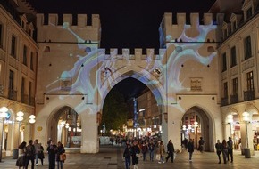 Gilead Sciences: Lichtinstallation am Münchner Karlstor - Auftakt des Brustkrebsmonats Oktober / Illumination setzte Frauen mit metastasiertem Brustkrebs ins Licht