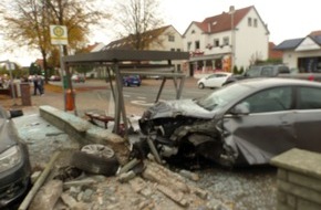 Polizei Minden-Lübbecke: POL-MI: Opel-Fahrer (77) prallt ungebremst gegen Bushaltestelle