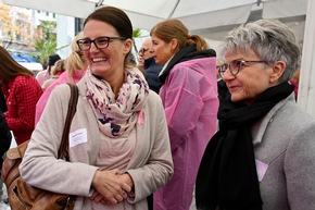 PINK CUBE setzt in Baden mit Politik und Partnern ein starkes Zeichen für die Brustkrebsfrüherkennung