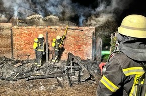 Feuerwehr Moers: FW Moers: Vollbrand einer Garage mit angrenzendem Unterstand in Moers-Kohlenhuck / Ausgelöster Rauchmelder in Meerbeck