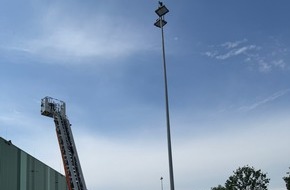 Kreisfeuerwehr Rotenburg (W&uuml;mme): FW-ROW: Feuer auf dem Dach einer Logistikhalle