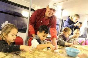 Zentralverband des Deutschen Bäckerhandwerks e.V.: Deutscher Innungsbäcker backt mit Kindern auf dem Berliner Lichtermarkt