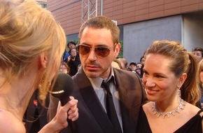TELE 5: TALK OF FAME - NEWSTICKER: Die Superkräfte von Robert Downey Jr., Peter Lohmeyers seltsamer Begleiter bei der LOLA und Paris Hiltons öffentliche Freundinnen-Suche