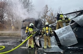 Feuerwehr Dresden: FW Dresden: Lkw gerät auf der A4 in Brand