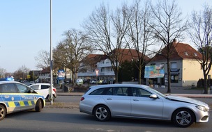 Kreispolizeibehörde Herford: POL-HF: Fußgängerin schwer verletzt - Verkehrsunfall beim Abbiegen