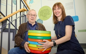 SOS-Kinderdorf-Stiftung: Armin Maiwald von der Sendung mit der Maus und Schirmherr der SOS-Kinderdorf-Stiftung macht sich mit dem Schirmherrenprojekt „Kinder in Bewegung“ der Stiftung für bessere und günstigere Sport- und Bewegungsangebote ...