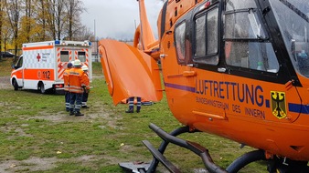 Polizeiinspektion Hameln-Pyrmont/Holzminden: POL-HM: Nach Baumkollision: Schwerverletzter im Fahrzeug eingeklemmt - Rettungshubschrauber im Einsatz