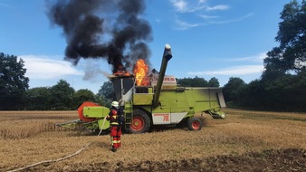 Kreisfeuerwehrverband Segeberg: FW-SE: Mähdrescher fing Feuer - scnelles Eingreifen verhinderte Schlimmeres