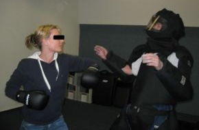 Polizeidirektion Flensburg: POL-FL: Flensburg - Anmeldung jetzt, kostenlose Selbstbehauptungskurse 2013 : Polizei und Frauen - gemeinsam gegen Gewalt