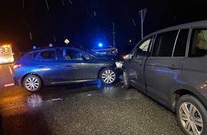 Polizeiinspektion Zweibr&uuml;cken: POL-PIZW: Beim Abbiegen Verkehrsunfall verursacht/Drei Personen leicht verletzt