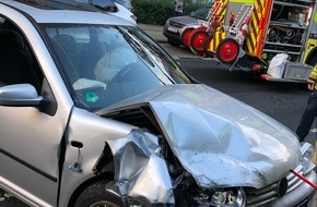 Polizei Mettmann: POL-ME: Fünf Autos bei Verkehrsunfall beschädigt - Ratingen - 2209097