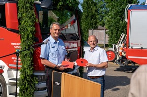 FW Flotwedel: Übergabe eines neuen Feuerwehrfahrzeuges an die Ortsfeuerwehr Eicklingen - Gerhard Fricke mit Ehrenzeichen des Landesfeuerwehrverbandes ausgezeichnet