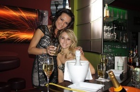 Hotel AVIVA**** make friends: AVIVA goes Hollywood - Mit AVIVA****s der Film & AVIVA****s der Spot! - ANHÄNGE