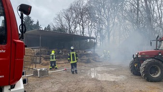 Feuerwehr Flotwedel: FW Flotwedel: Löschzug Wienhausen löscht brennenden Reifenstapel
