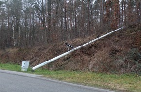 Polizeidirektion Kaiserslautern: POL-PDKL: Mast umgefahren, Wer kann Hinweise geben?? Fahrer flüchtig