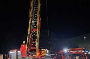 Feuerwehr München: FW-M: Gasgeruch sorgt für Großeinsatz (Aubing)