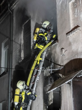 FW-GE: Wohnhaus in der Gelsenkirchener Neustadt bei Feuer komplett zerstört