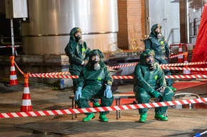 FW-SE: Gefahrgutaustritt auf Betriebsgelände