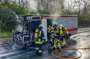 Feuerwehr Essen: FW-E: Imbisswagen geht während der Fahrt in Flammen auf - niemand verletzt