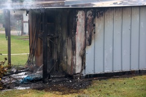 FW Hambühren: Garagenbrand unterbricht Übung der Feuerwehr - Warnung vor der Nutzung von Gasbrennern zur Unkrautvernichtung