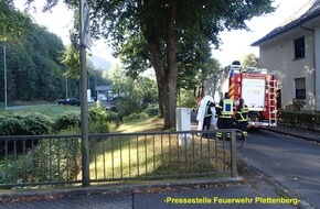 Feuerwehr Plettenberg: FW-PL: OT-Stadtmitte. Ölhaltige Flüssigkeit gelangt in Oesterbach. Mitarbeiter und Feuerwehr verhindern größeren Schaden