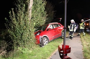 Freiwillige Feuerwehr Gemeinde Schiffdorf: FFW Schiffdorf: Pkw kommt von Fahrbahn ab und prallt gegen Baum: Fahrer und Beifahrerin verletzt