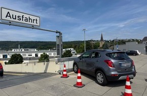 Feuerwehr Herdecke: FW-EN: Schwieriger Feuerwehreinsatz nach PKW-Unfall am Mühlencenter - Zwei Leichtverletzte, vier beschädigte Fahrzeuge