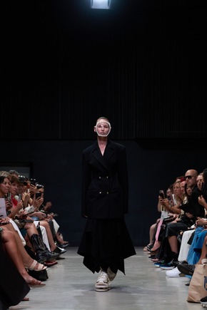 Die Schönheit der Brüche: Rebekka Ruétz x SKECHERS - Kintsugi-Kollektion auf der Berlin Fashion Week