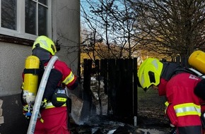 Feuerwehr Samtgemeinde Wathlingen: FW Wathlingen: Brennender Unrat neben einem Geb&auml;ude besch&auml;ftigt die Ortsfeuerwehren Nienhagen und Wathlingen