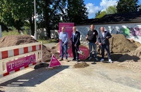 Deutsche Telekom AG: Hannover: Besuch des Bezirksb&uuml;rgermeisters auf der Glasfaserbaustelle im Stadtteil Mittelfeld