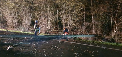 Freiwillige Feuerwehr Werne: FW-WRN: FLÄCHE_Prio_2 - LZ1 - PKW über Baum gefahren. 5 Beteiligte Personen, Unklar ob Verletzte