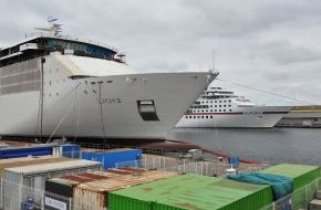 Hapag-Lloyd Cruises: Schwesterntreffen in der Werft: MS EUROPA zu Besuch bei MS EUROPA 2 (BILD)