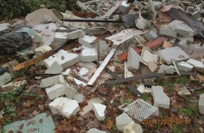 Polizeidirektion Bad Segeberg: POL-SE: Groß Offenseth-Aspern: Illegale Müllablagerung am Waldrand der Offensether Tannen - mit Fotos