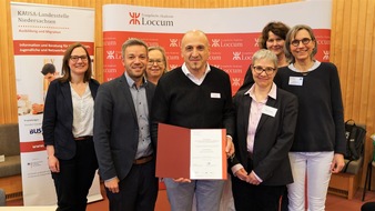Evangelische Akademie Loccum: Landesbeauftragter für Migration und Teilhabe überreicht Auszeichnung an Osnabrücker Unternehmen