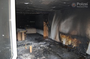 Polizeipräsidium Westpfalz: POL-PPWP: Brand eines Zweifamilienhauses mit zwei leicht verletzten Personen