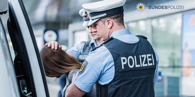 Bundespolizeidirektion München: Bundespolizeidirektion München: Bundespolizistin bei tätlichem Angriff verletzt / Fahndungstreffer bei 26-Jähriger