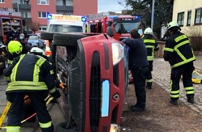 Polizeidirektion Pirmasens: POL-PDPS: Verkehrsunfall; Feuerwehr befreit Frau aus umgekipptem Pkw