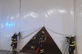 Feuerwehr München: FW-M: Rauch in einem Lagerzelt (Riem)