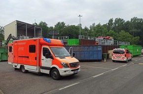 Freiwillige Feuerwehr Bedburg-Hau: FW-KLE: Ungewöhnliche Rettung: Frau in Container gefallen