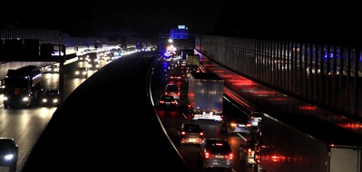 Feuerwehr Essen: FW-E: Verkehrsunfall auf der A40, elf verletzte Personen, acht beteiligte Fahrzeuge