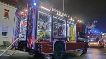 Freiwillige Feuerwehr Celle: FW Celle: Wohngebäudebrand in der Fuhrberger Straße - 1. Lagemeldung!