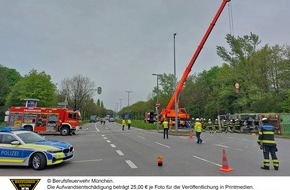 Feuerwehr München: FW-M: Wechsellader umgekippt (Moosach)