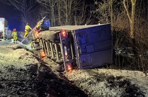 Kreispolizeibeh&ouml;rde H&ouml;xter: POL-HX: Aufw&auml;ndige Bergung nach Lkw-Unfall