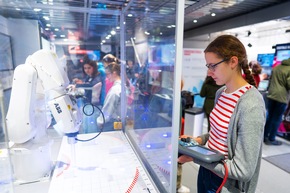 Ehrenkirchen: Gemeinschaftsschule Jengerschule experimentieren in mobiler Industrie-Ausstellung (08.+09.05.)