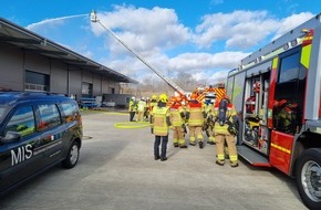 Polizeiinspektion Stade: POL-STD: Mercedes SUV in Buxtehude entwendet, Großalarm für die Feuerwehr in Stade - Hallendach mit Photovoltaikanlage in Brand geraten, Horneburger Polizei sucht Unfallzeugen